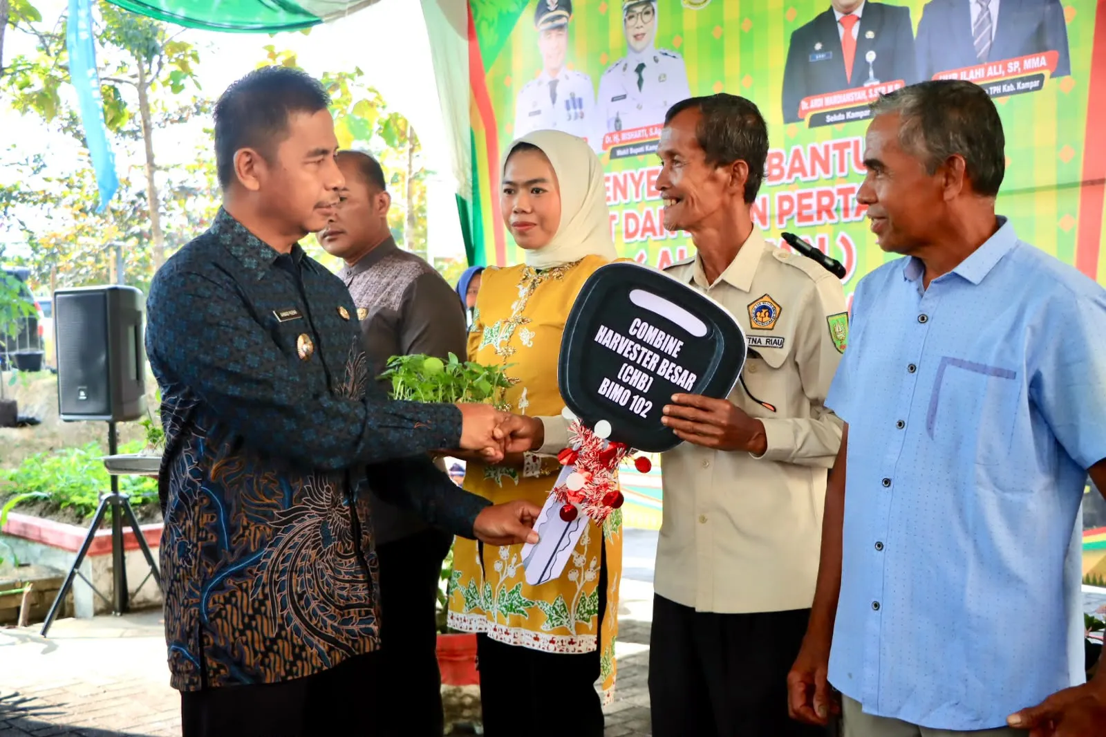 Bupati Kampar Serahkan Alsintan dan Gerakkan Tanam Cabai, Perkuat Modernisasi Pertanian