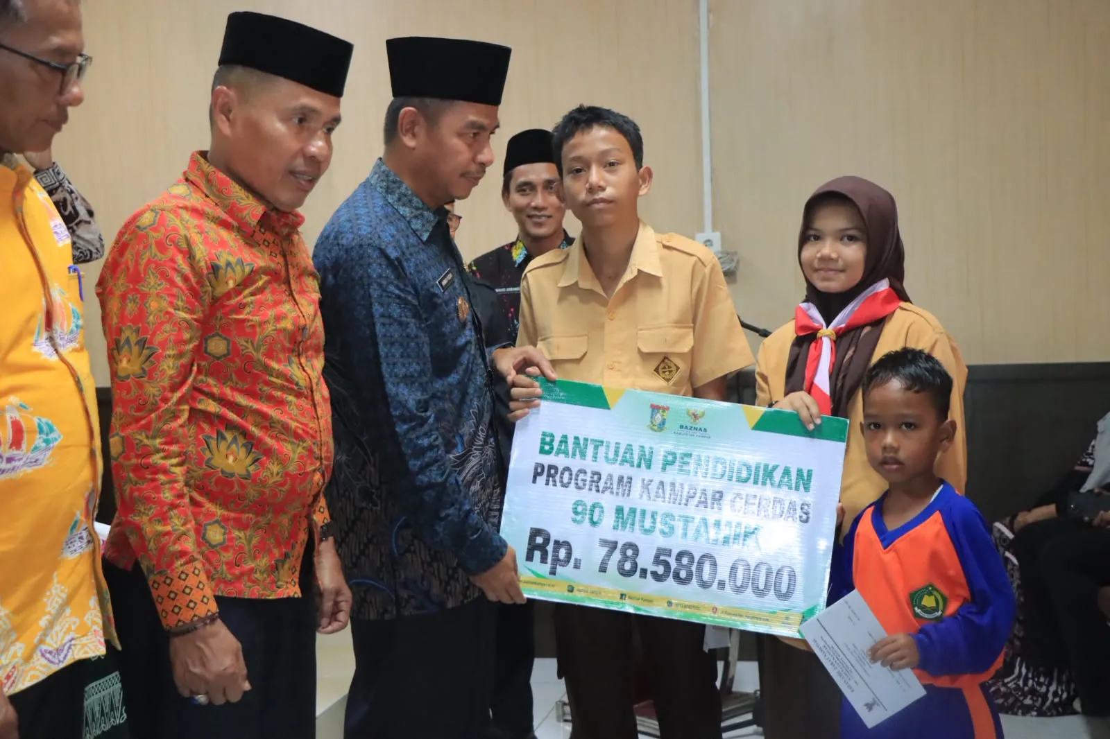 Zakat Kampar Cerdas Disalurkan, 90 Pelajar Mustahik Terima Bantuan Pendidikan