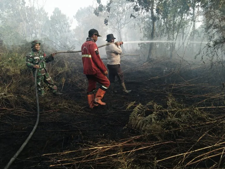 Karhutla Gambut Polres Kampar Kerahkan Tim Gabungan dan Helikopter