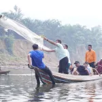 Setahun Dijaga, Lubuk Larangan Dipanen: Jala Pertama Bupati Kampar Berbuah Ikan Baung