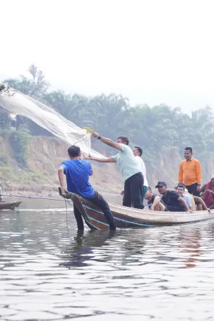 Setahun Dijaga, Lubuk Larangan Dipanen: Jala Pertama Bupati Kampar Berbuah Ikan Baung