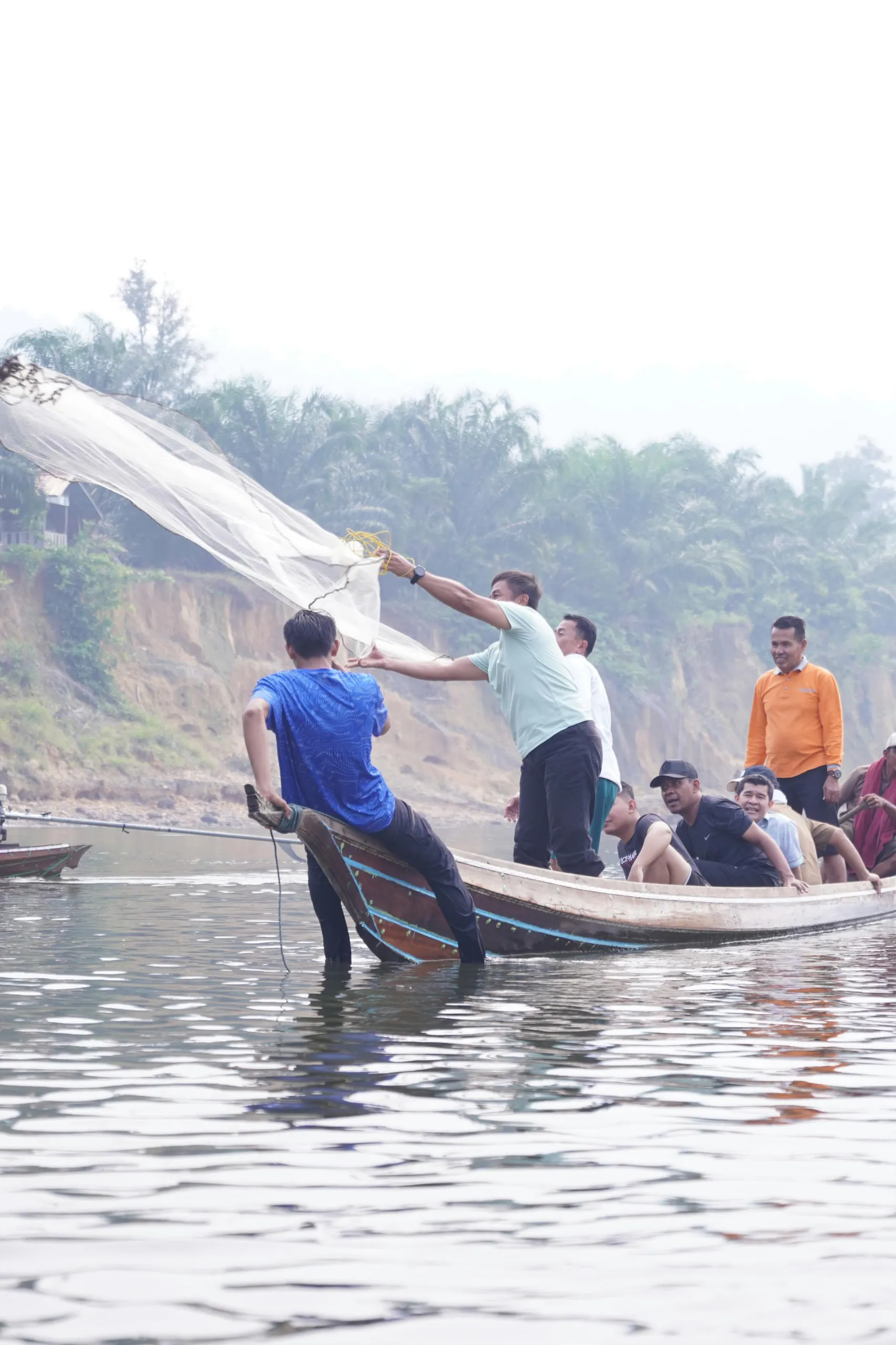 Setahun Dijaga, Lubuk Larangan Dipanen: Jala Pertama Bupati Kampar Berbuah Ikan Baung