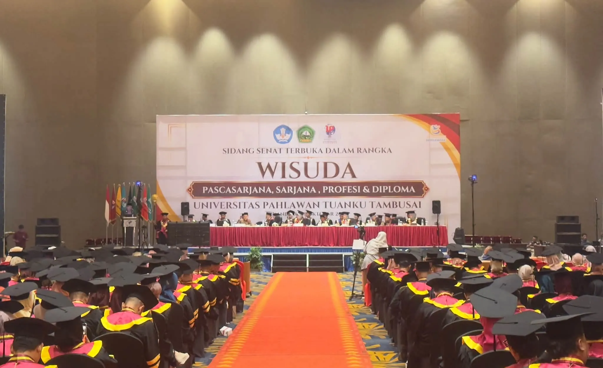 Wisuda  Universitas Pahlawan Suci Amelia dan Ria Astika Sari Raih Predikat Pemuncak