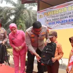 Kapolres Kampar  Bagikan Seragam hingga Perlengkapan Belajar kelas jauh SDN 007 Sungai Agung