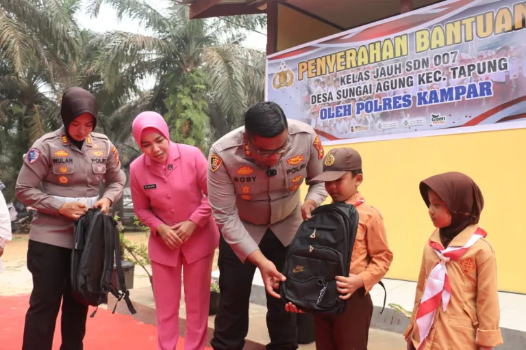 Kapolres Kampar  Bagikan Seragam hingga Perlengkapan Belajar kelas jauh SDN 007 Sungai Agung